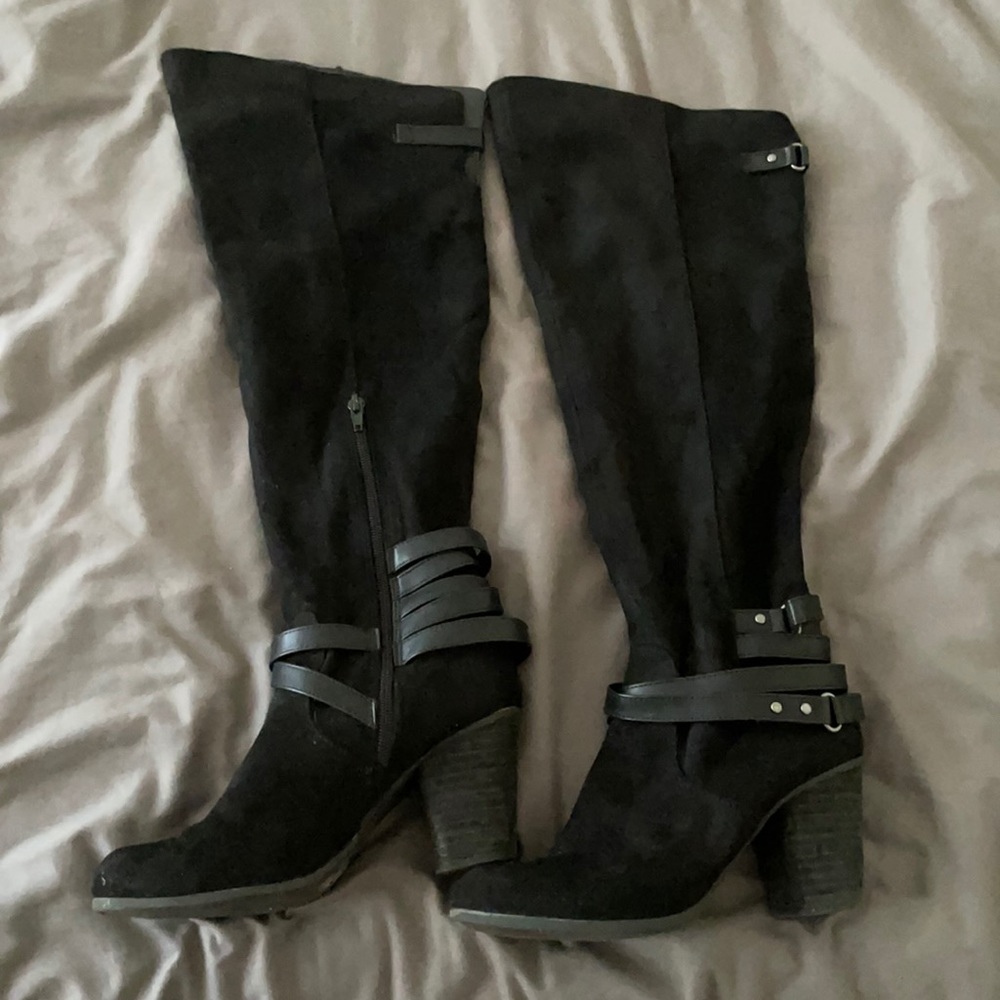 Knee high heeled black boots